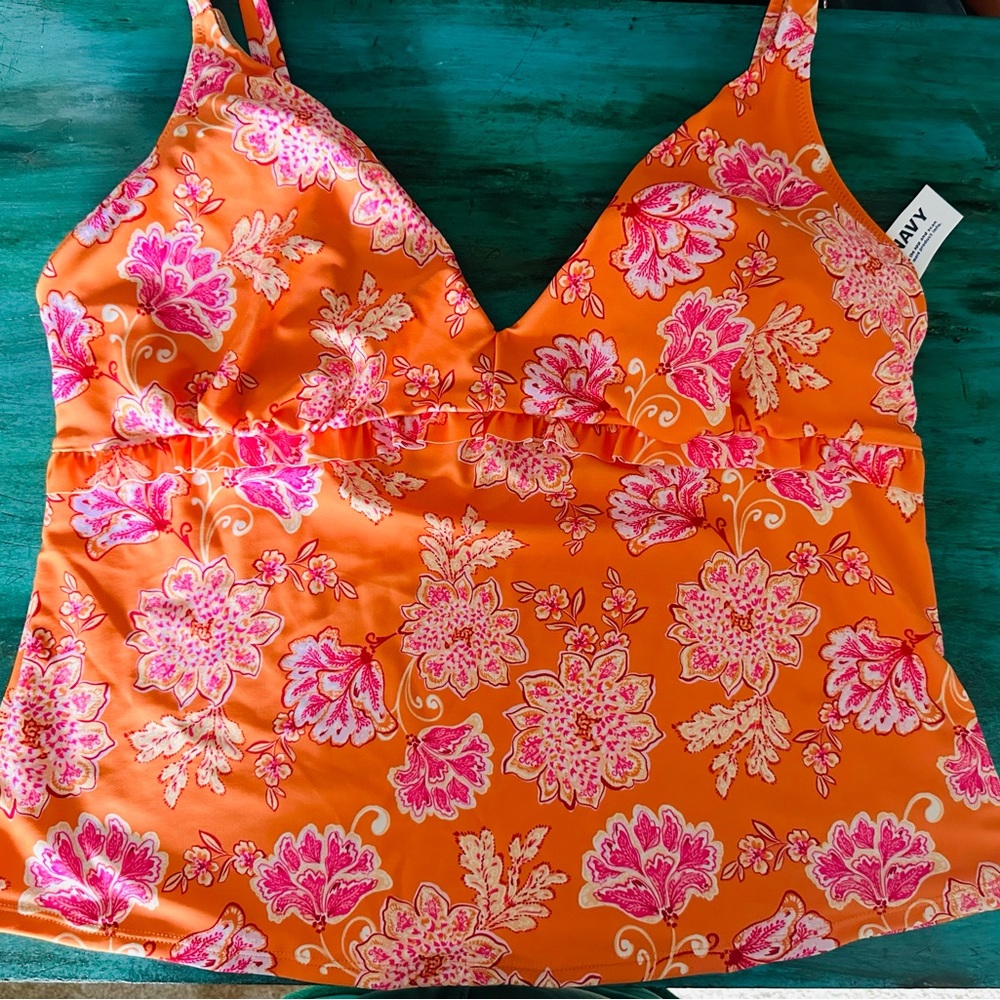 NWT Old Navy Tankini Swim Top, 2X.  Adjustable straps, removable pads in cups.